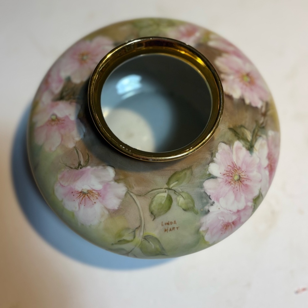 Hand painted Flat Floral Vase gold trim signed Linda Hart - Picture 9 of 11